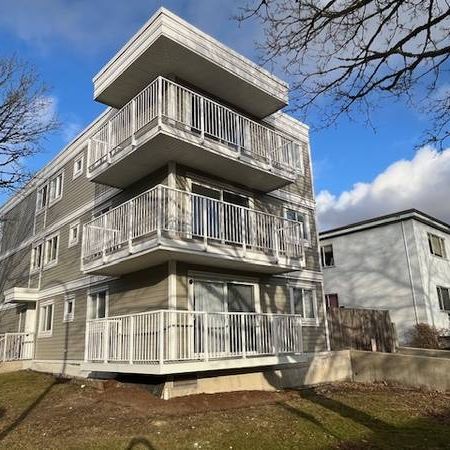 CONDO-renovated-BRIGHT-dishwasher-LAUNDRY-2 balconies-CLEAN - Photo 3