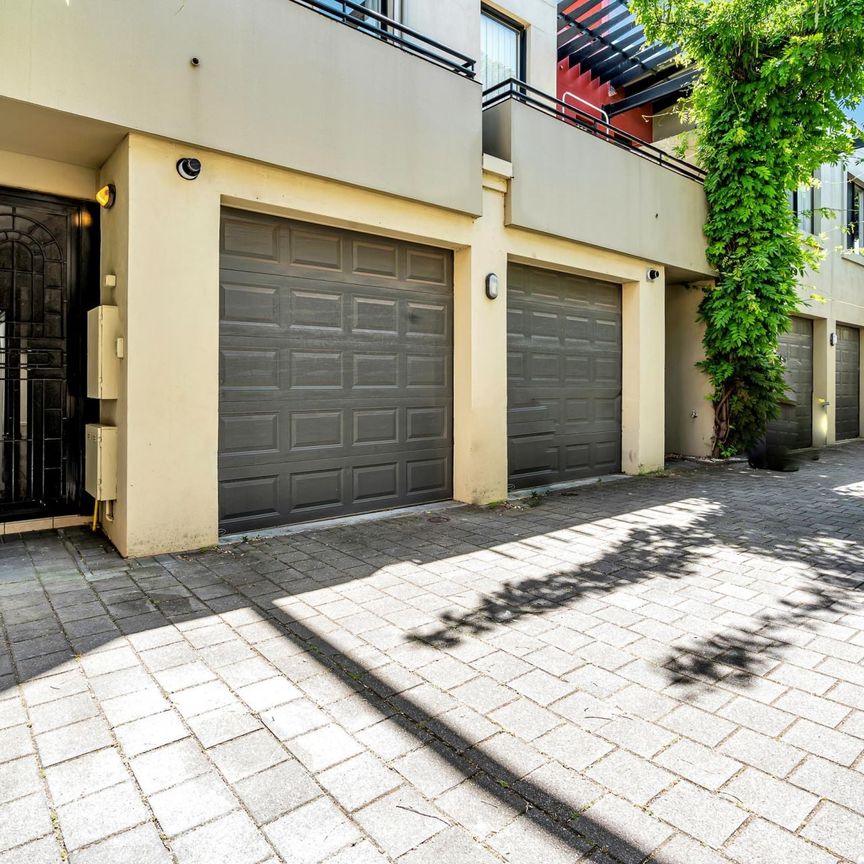 Quiet 2 Bedroom Townhouse! - Photo 1