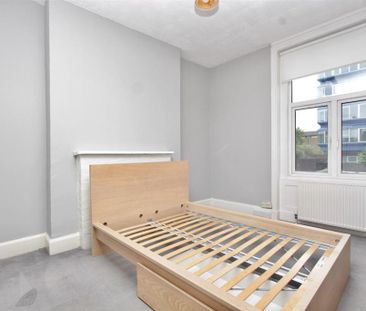3 bedroom flat to rent - Photo 2