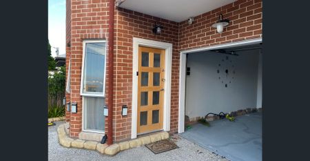 Spacious and versatile 3 bedroom,aircond 2 bathrms First Floor Appartment in the centre of Birkdale - Photo 4