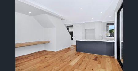 3 bedroom modern townhouse in superb location! - Photo 2