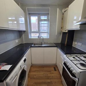 3 bedroom flat to rent - Photo 2