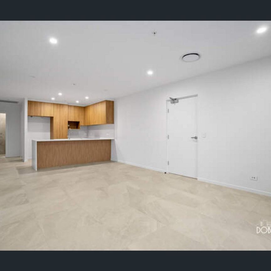 MODERN, 3 BEDROOM APARTMENT WITH DUCTED AIR CONDITIONING! - Photo 1