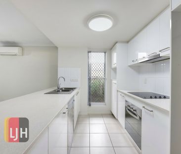 GROUND FLOOR UNIT WITH COURTYARD & 2 SECURE CAR SPACES ! - Photo 4