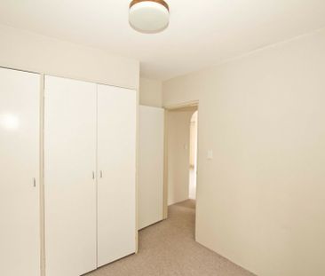 2 BEDROOM UNIT WALKING DISTANCE TO SHOPS ! - Photo 1