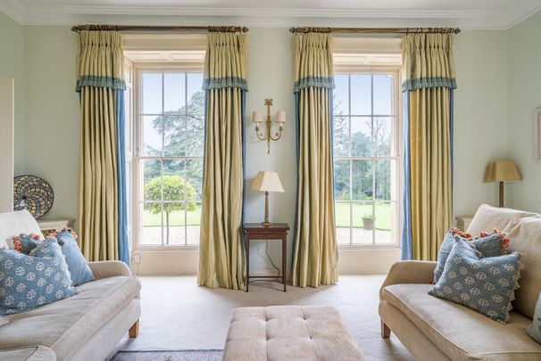 8 bedroom equestrian property to rent - Photo 1