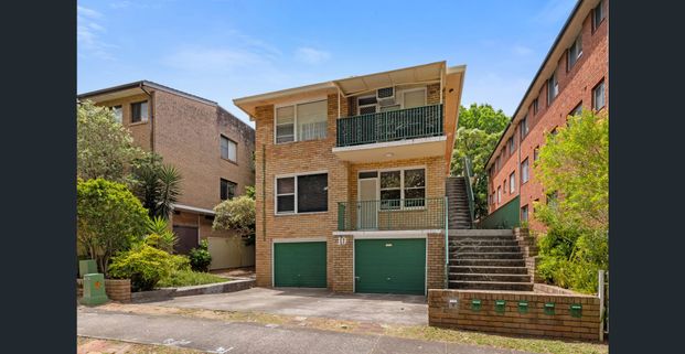 Sunny Top-Floor Apartment in a Quiet, Convenient Location - Photo 1