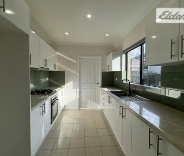 MODERN TOWNHOUSE - Photo 3