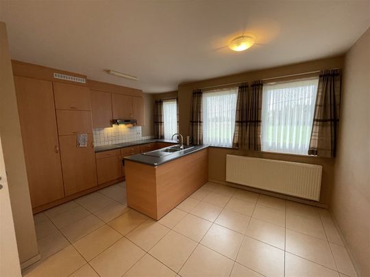 Zeer mooi gelegen ruim villa appartement met garage achteraan in de tuin. - Photo 1