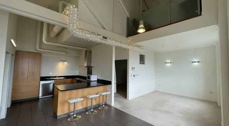 Spacious, sunny apartment - Photo 2