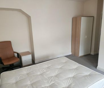 1 bedroom in a house share to rent - Photo 4