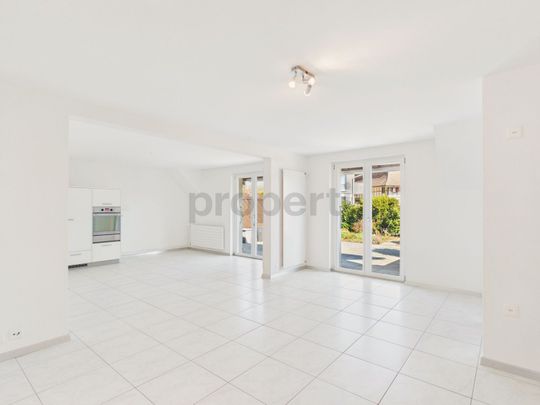 Moderne 3.5-Zimmer-Wohnung mit grosszügigem Grundriss und sonnigem Aussenbereich in Utzigen - Photo 1