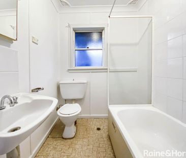 Spacious Three Bedroom House - Photo 5