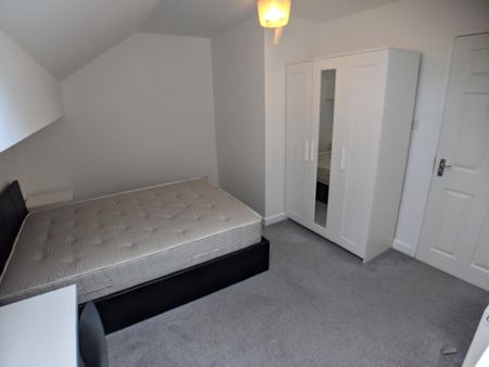 3 bedroom flat to rent - Photo 3