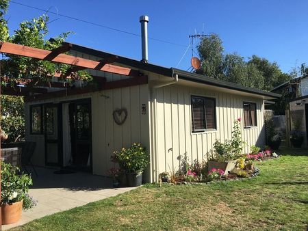 Cute 3 bedroom Cottage in a great neighbourhood - Photo 3