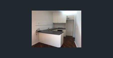 3 BEDROOM TOWNHOUSE IN GREAT POSITION - Photo 2