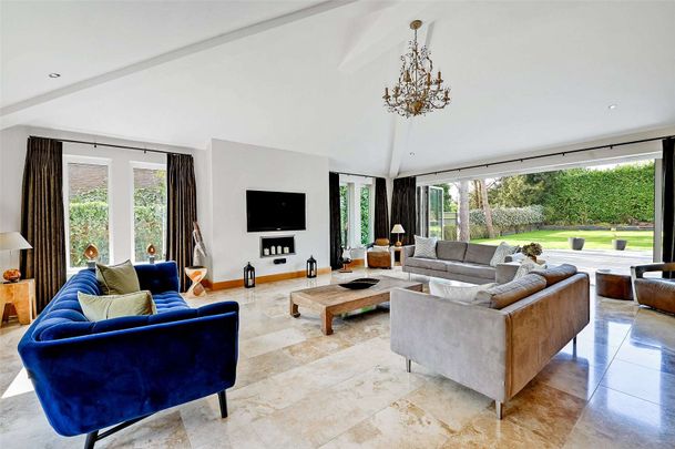 A beautifully presented modern home set behind gates located on the prestigious Rotherfield Road. - Photo 1