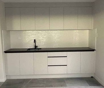 Brand new studio unit with stunning views - Photo 4