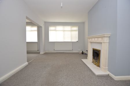 4 Bedroom Semi-Detached House - Photo 5