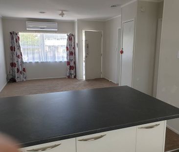 Quiet back, 2 Brm flat with own garage. - Photo 4