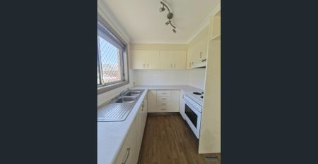 Cosy 3 Bedroom townhouse with brand new carpet! - Photo 3