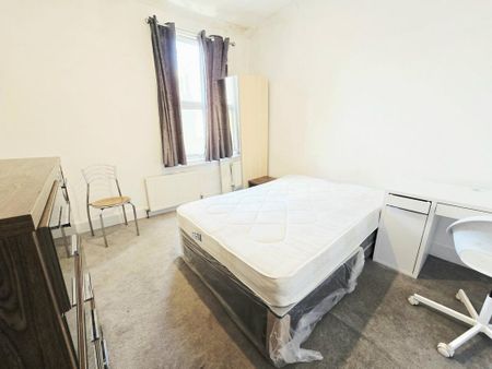 5 bedroom terraced house to rent - Photo 4
