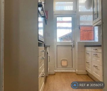 4 bedroom semi-detached house to rent - Photo 6