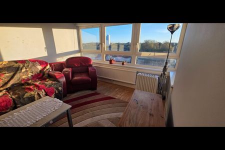 2 Bed Flat, Plantagenet House, SE18 - Photo 2