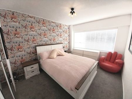 Well presented, cosy and central 2 brdm apartment - Photo 3