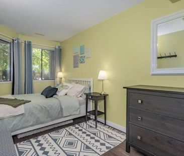 Large private bedroom for rent - Photo 1