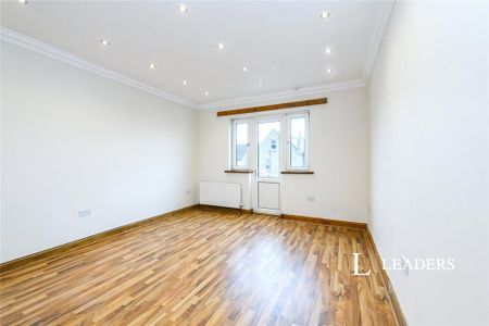 4 bedroom semi-detached house to rent - Photo 2
