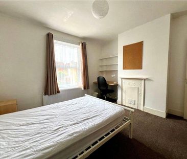 4 bedroom semi-detached house to rent - Photo 3