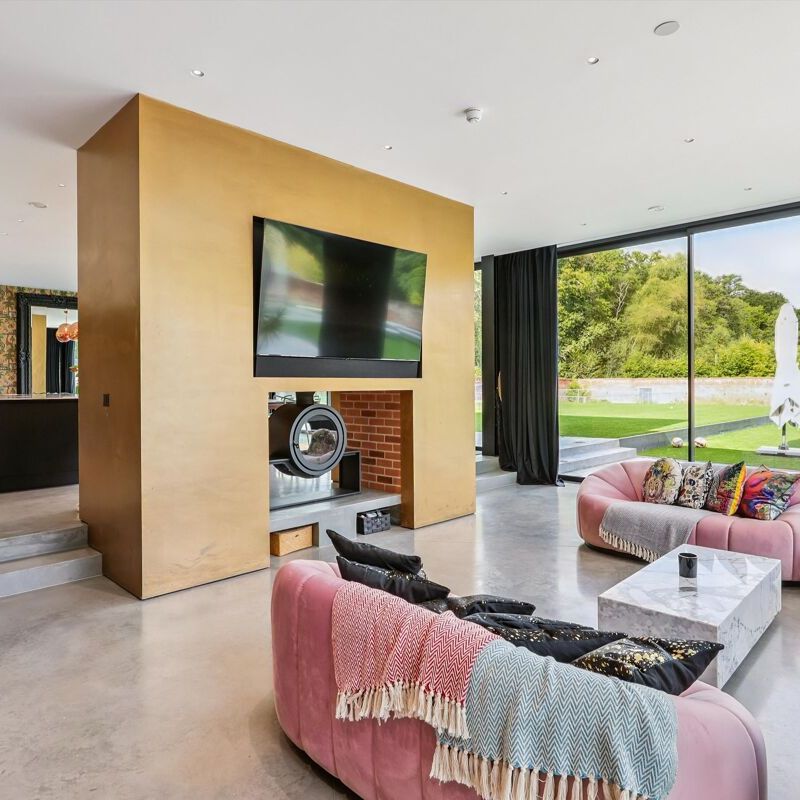 A bright open plan 5 bedroom house complete with its own swimming pool, jacuzzi, gym and cinema room. - Photo 1