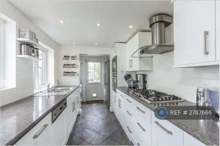 3 bedroom semi-detached house to rent - Photo 4