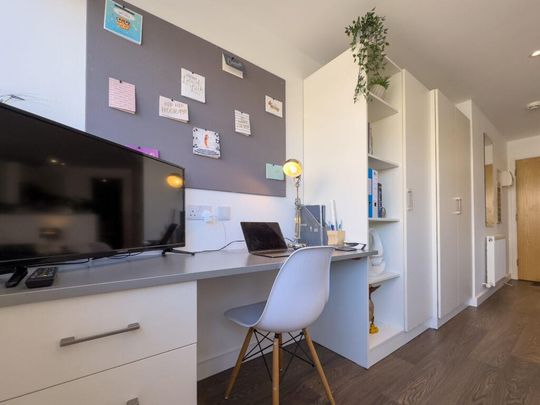Armada House, Spacious Studio, Plymouth - Photo 1