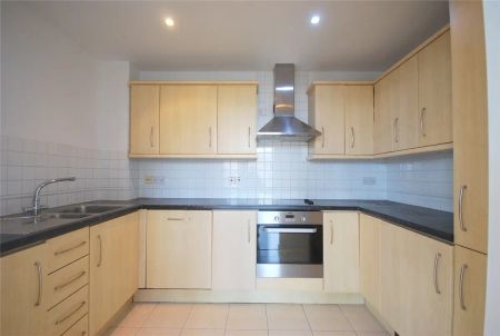 3 bedroom flat in London - Photo 2