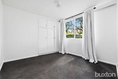 Light-Filled 2-Bedroom Apartment in Prime Location! - Photo 5