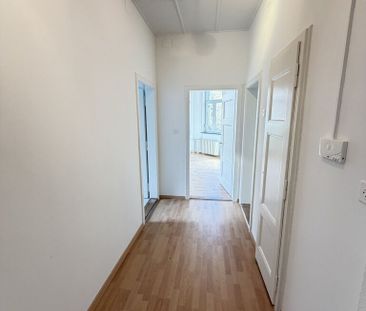 A bright living room - Photo 4