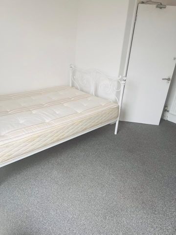 Room in a Shared House, St Fillans Road, SE6 - Photo 3