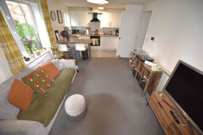 2 bedroom Flat in Flat 6, Leeds - Photo 2