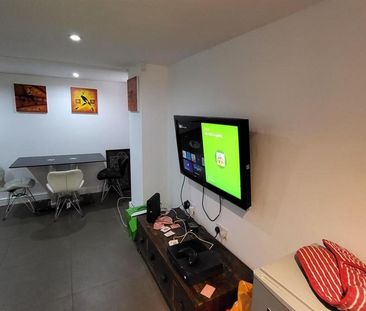 3 bedroom flat to rent - Photo 2