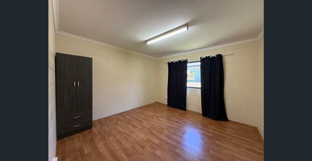 THREE BEDROOM HOME CLOSE TO SCHOOLS! - Photo 1