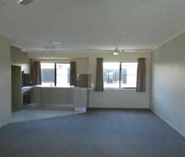 Large unit close to schools and shops - Photo 6