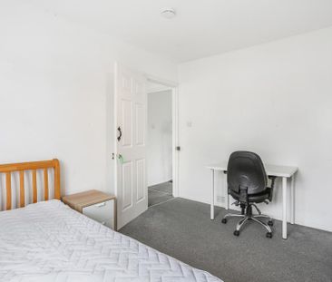 4 bedroom semi-detached house to rent - Photo 4