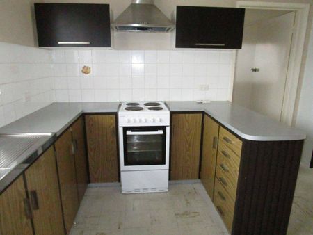 COMPACT 2 BEDROOM UNIT CLOSE TO BOWLS/TENNIS/SWIMMING POOL - Photo 2