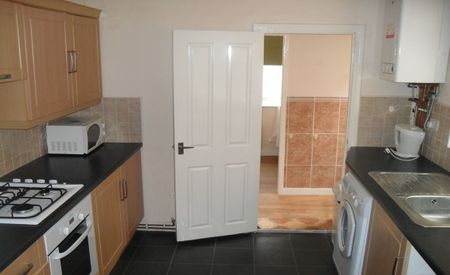 Large 4 Bedroom Student House close to the University - Photo 2