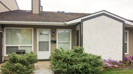3 Bedroom Townhouse For Rent In Skyrattler: Pet Friendly. - Photo 3