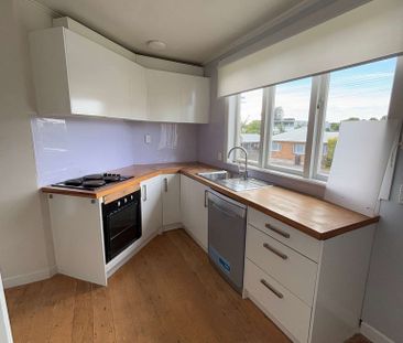 1 bedroom unit-Located short walk to shops, buses and trains - Photo 2