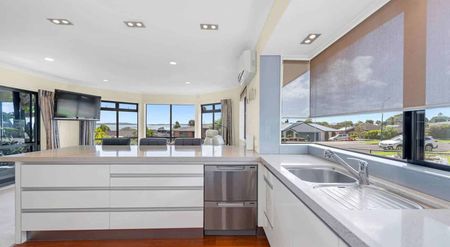 4 BEDROOM - 2 BATHROOM - SINGLE LEVEL - GARAGE - Photo 3