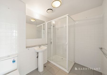 Spacious One Bedroom + Study Apartment in Prime CBD Location - SAVE ON UTILITY COSTS - Photo 3